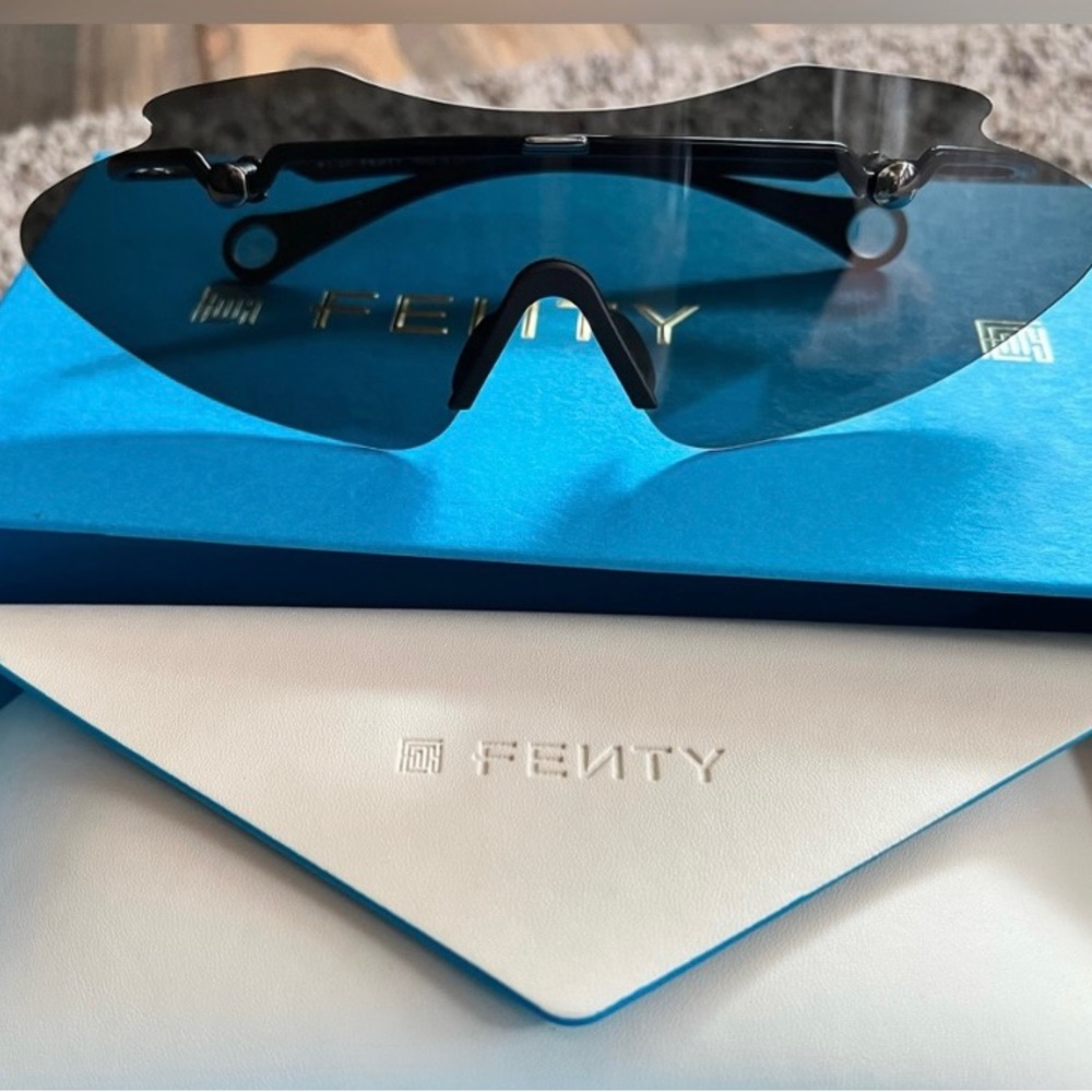 NWT FENTY 130mm sunglasses worn by Rihanna and a lot of other sexy peeps